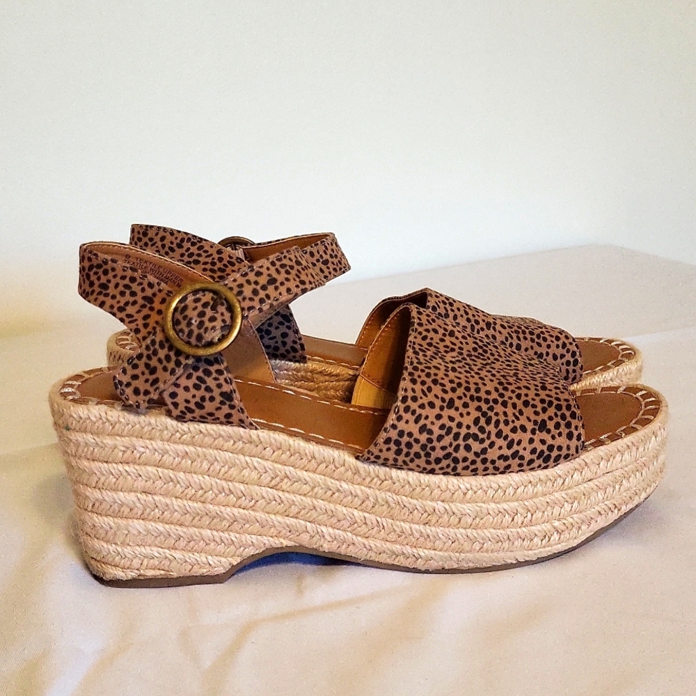 Universal Thread size 9 wedge sandals